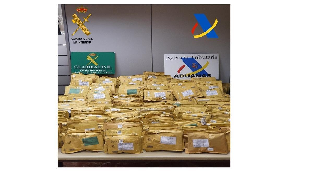 Desarticulan una red que distribuía marihuana desde Tenerife a través de paquetes postales.