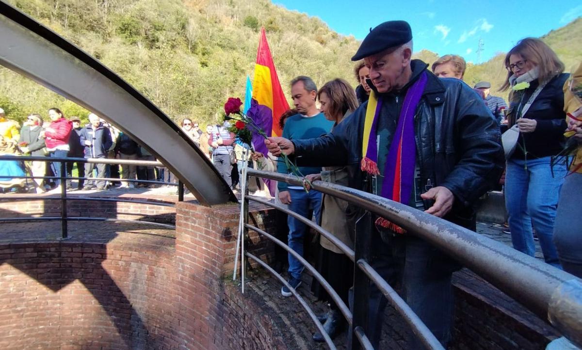 Una ofrenda floral en el pozo Fortuna.