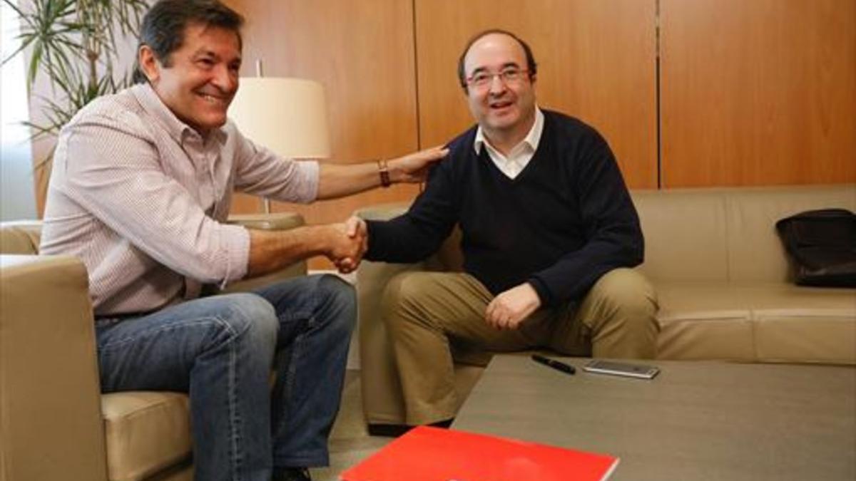 Javier Fernández y Miquel Iceta se saludan en la sede del PSOE en Madrid.