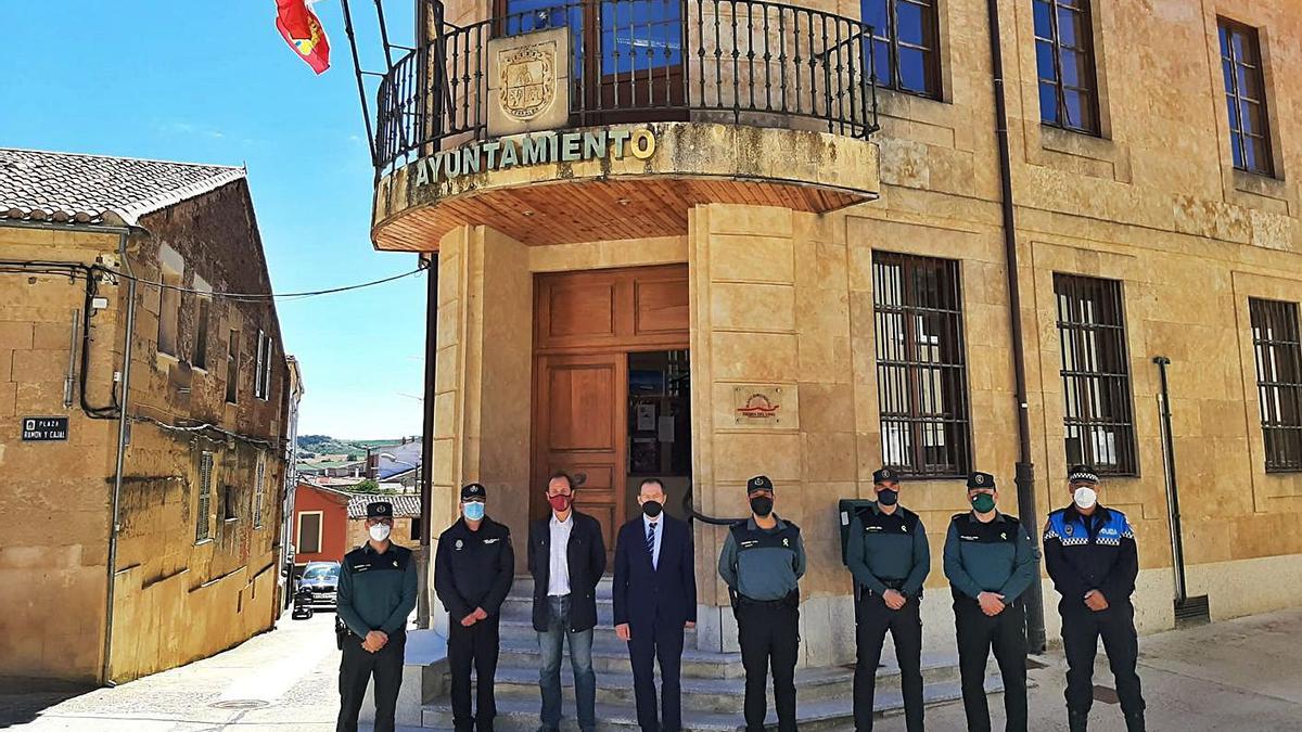 En el centro, el subdelegado del Gobierno y el alcalde de Corrales, junto a responsables de la Guardia Civil y el policía local de Corrales. | Cedida