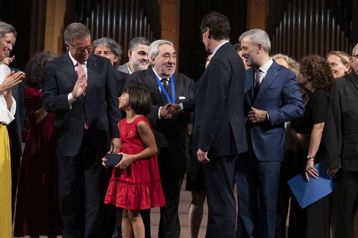 El arquitecto Eduardo Souto de Moura ; el president de la Generalitat, Salvador Illa; el presidente de Portugal, Antonio José Seguro y el alcalde de Barcelona, Jaume Collboni