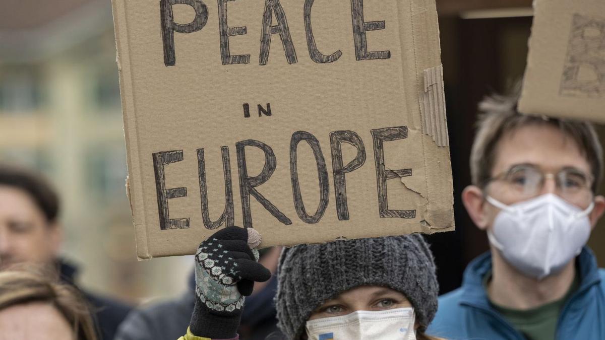 Una mujer reclama la paz en Europa durante una protesta contra la guerra. |