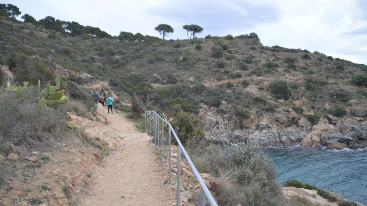 El camí de ronda transita vora mar cap a Punta Falconera, on hi ha les restes de l’antiga base militar