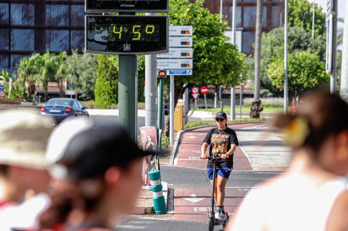 Un termómetro urbano marca 45 grados centígrados este martes en Córdoba.