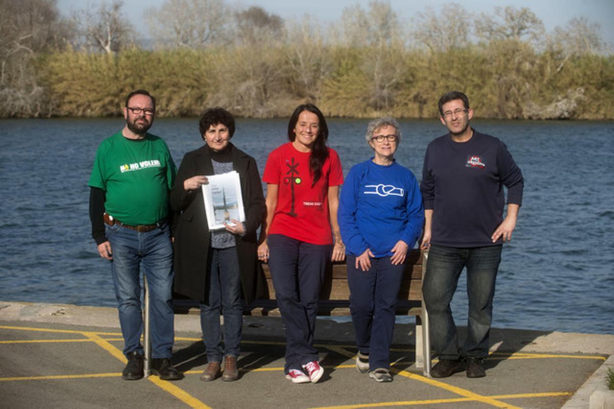 Associacions ciutadanes de les Terres de l’Ebre. D’esquerra a dreta, Joan Ferrando (Plataforma en defensa de les Terres de la Sénia), Marisa Panisello (Comissió per la retirada dels símbols franquistes a Tortosa), Montse Castellà (Trens Dignes a les Terres de l’Ebre), Matilde Font (Plataforma en defensa de l’Ebre) i Llorenç Navarro (AAVV Amposta). 