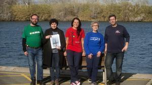 Associacions ciutadanes de les Terres de l’Ebre. D’esquerra a dreta, Joan Ferrando (Plataforma en defensa de les Terres de la Sénia), Marisa Panisello (Comissió per la retirada dels símbols franquistes a Tortosa), Montse Castellà (Trens Dignes a les Terres de l’Ebre), Matilde Font (Plataforma en defensa de l’Ebre) i Llorenç Navarro (AAVV Amposta). 