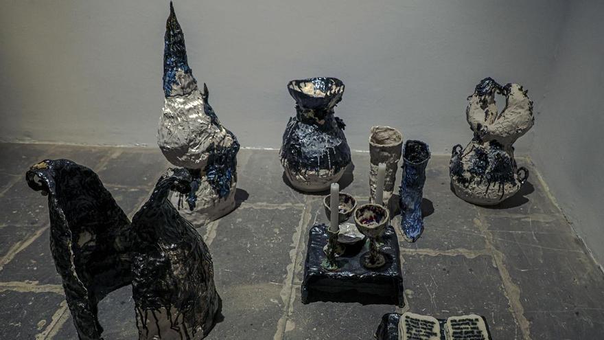 La exposición ‘A media lumbre’ reúne piezas artesanas de más de 40 artistas