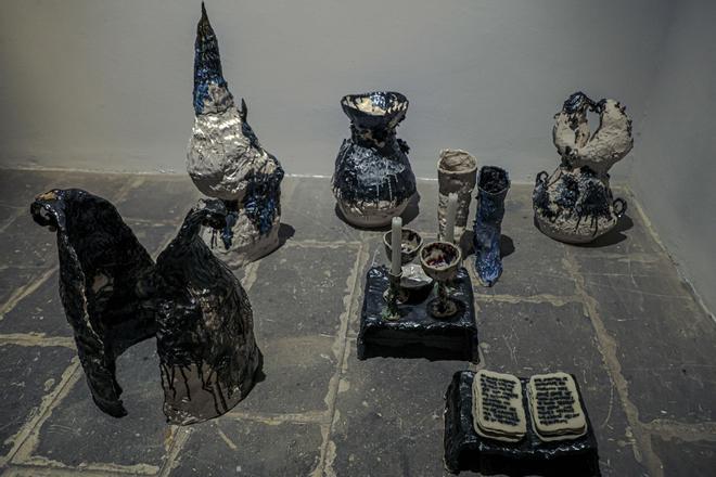La exposición ‘A media lumbre’ reúne piezas artesanas de más de 40 artistas