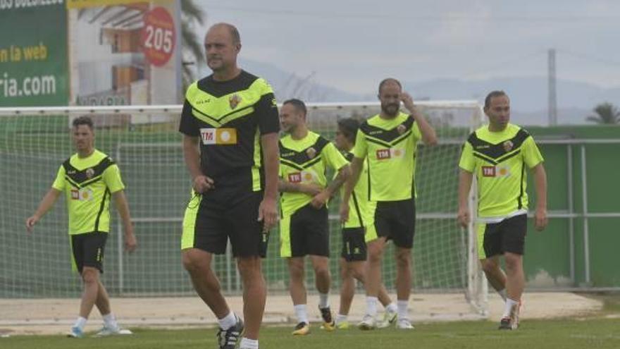 Mir durante el entrenamiento en el campo anexo.