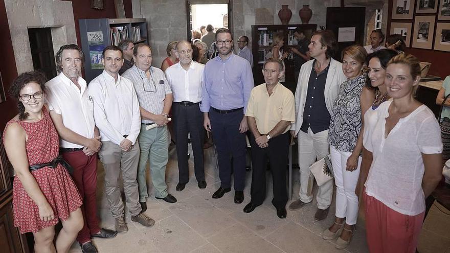 Descendientes de Jaume junto a políticos y funcionarios de Cort, en el homenaje de ayer.