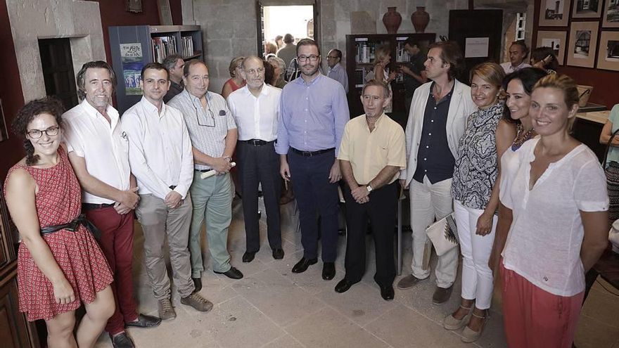 Descendientes de Jaume junto a políticos y funcionarios de Cort, en el homenaje de ayer.