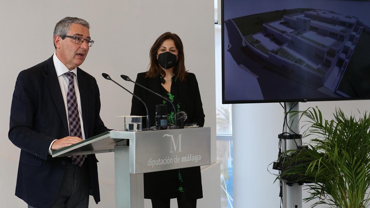 Francisco Salado y María de la Paz Fernández presenta el proyecto del parking de San Francisco en  Ronda.