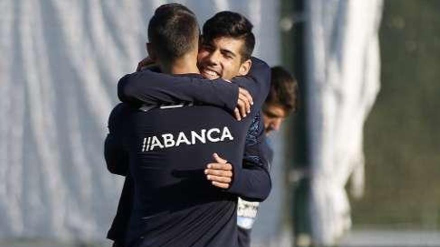 Juanfran se abraza ayer con Andone.