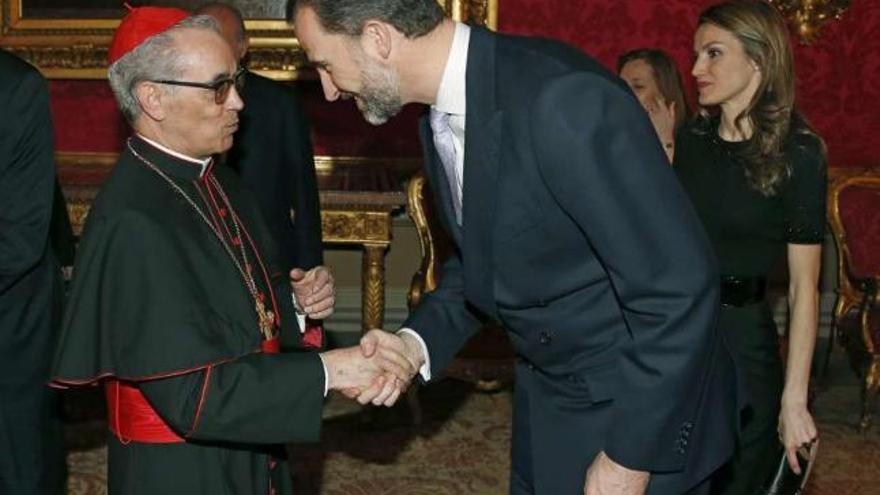 El cardenal Santos Abril saluda al Príncipe Felipe, en una recepción anteayer en Roma .  // Efe