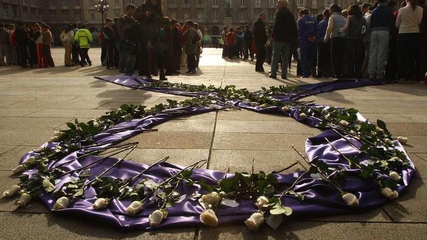 Lazo de rosas en recuerdo de las víctimas de la violencia de género, en la plaza de María Pita.