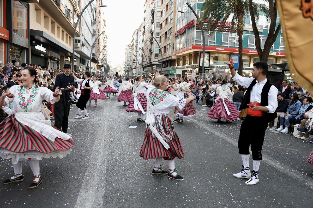 Carmen y Marta disfrutan de un desfile que alimenta: el Bando de la Huerta