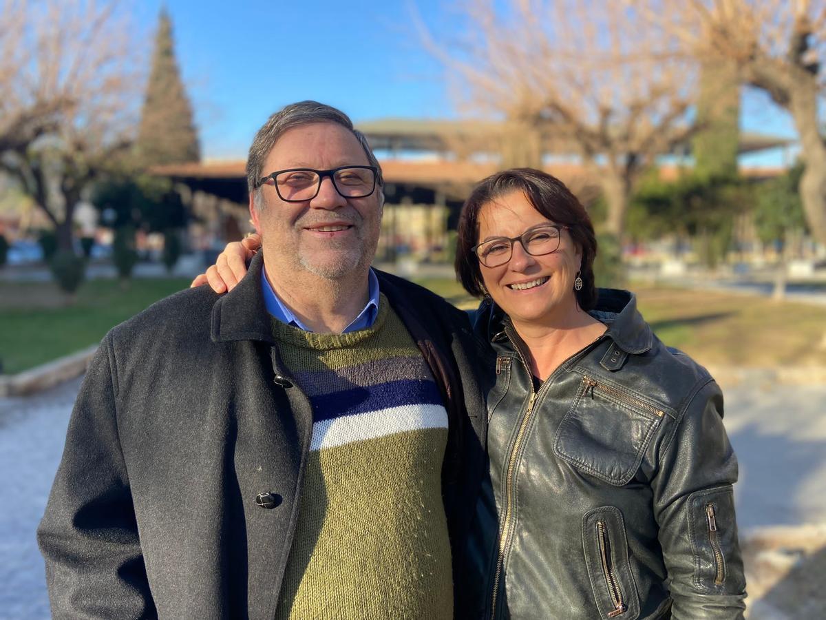 El sacerdote Joaquín Sánchez y la escritora Magdalena Sánchez Blesa, juntos en un jardín de la capital murciana.