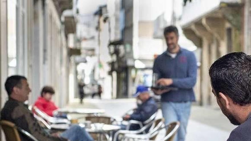 Un hombre espera al camarero en O Carballiño. // C.P.