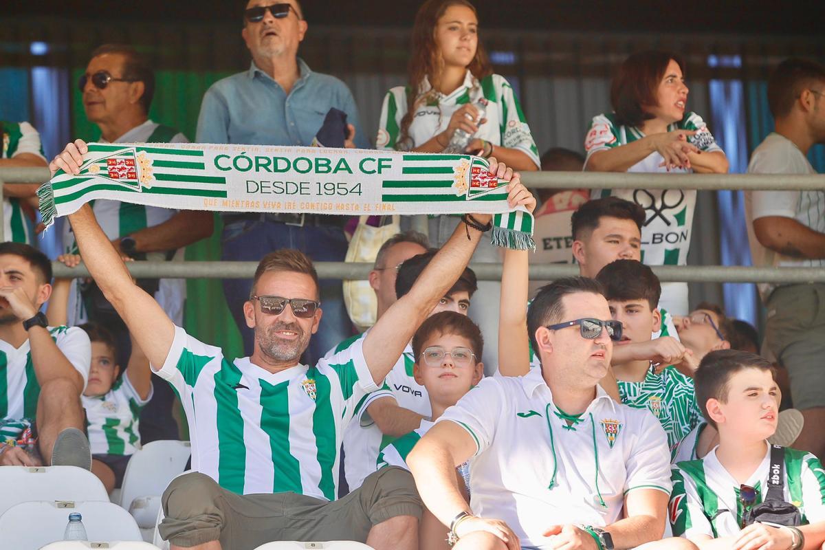 Córdoba CF-Racing de Ferrol | La afición blanquiverde en El Arcángel, en imágenes