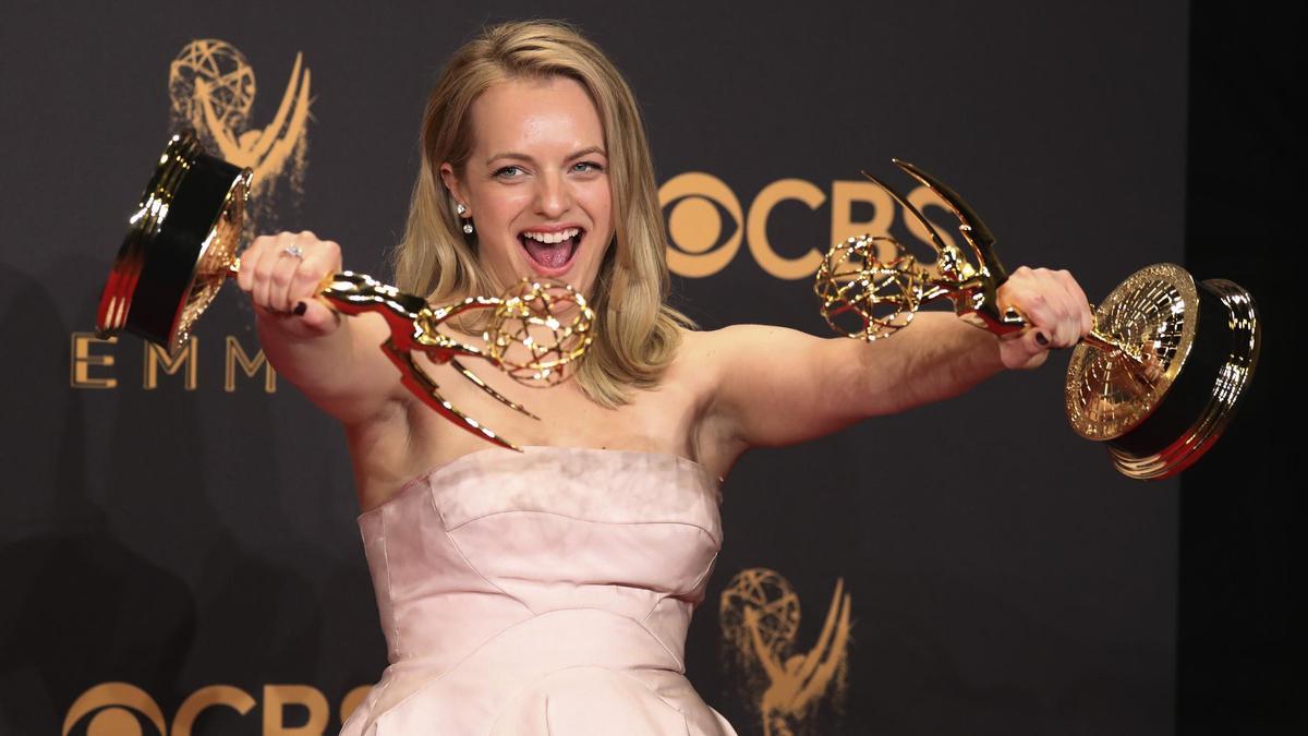 Elisabeth Moss tras ganar dos premios Emmy en 2017