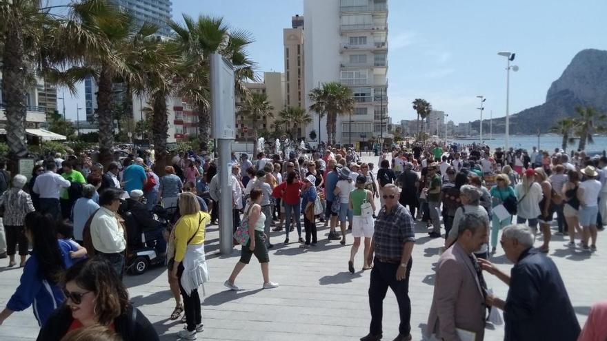 Más de 300 personas salen a la calle para protestar contra la política urbanística del PP de Calp