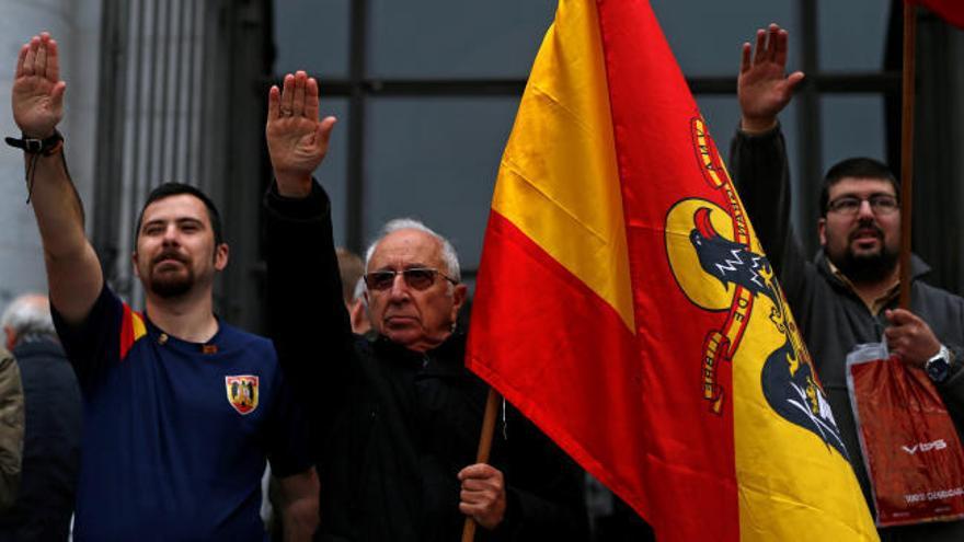 Unas 200 personas recuerdan a Franco en Madrid