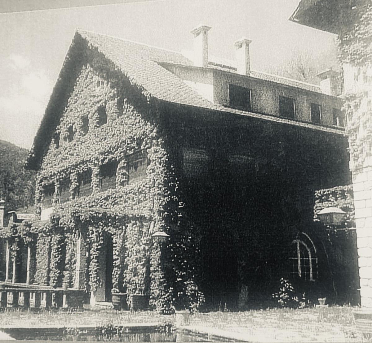 Fotografia antiga de l'exterior de la casa d'estiueig de la família Batlló a Ribes de Freser.