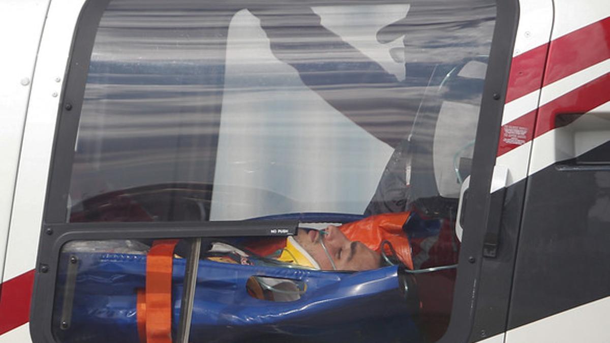 El piloto Carlos Sainz, en la ambulancia que le ha sacado del circuito de Sochi.