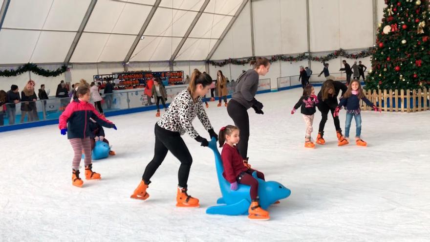 Los gijoneses ya disfrutan de la pista de hielo