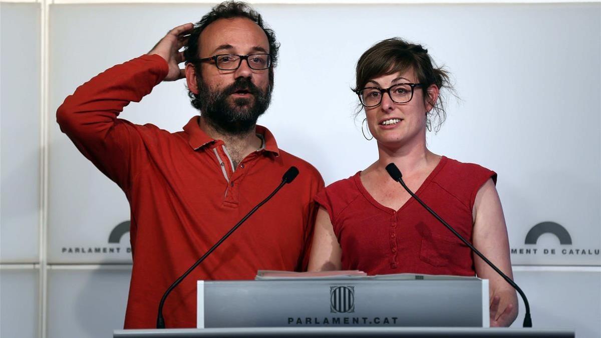 Vehí (derecha) junto al diputado de la CUP Benet Salellas, en el Parlament, en una imagen de archivo.