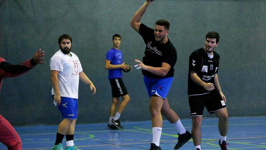 Los jugadores del Toscaf Atlética durante el entrenamiento de ayer en La Magdalena.