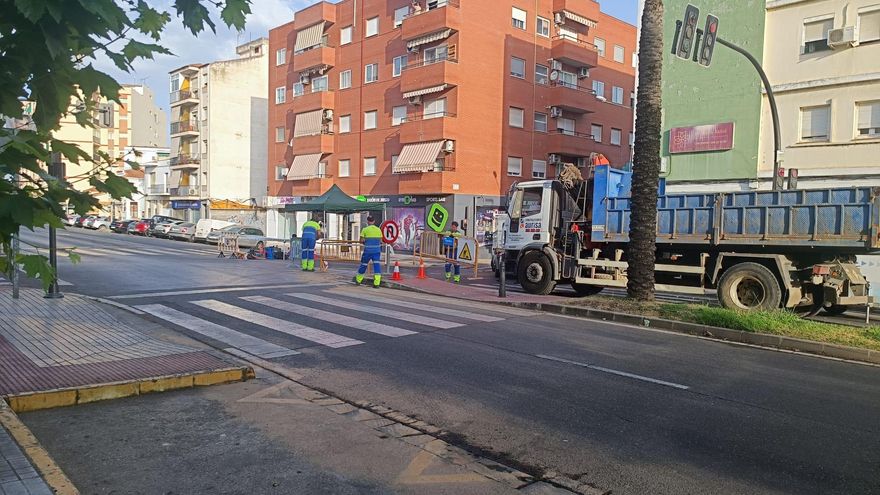 La rotura de una tubería provoca una pequeña inundación en la avenida Juan Carlos I de Mérida