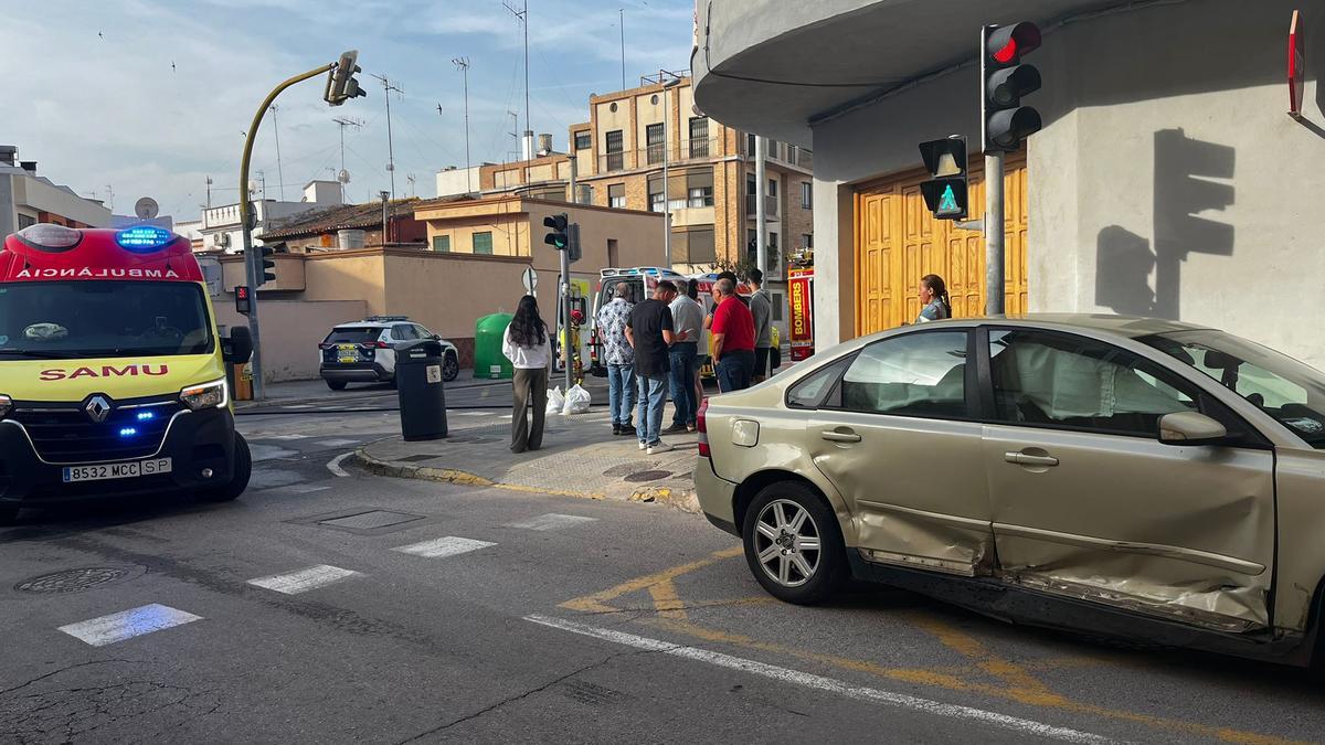 El coche implicado y un vehículo del Samu, que ha atendido al herido.