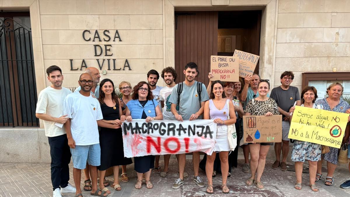 Concejales del PSOE y activistas de la plataforma contra las  macrogranjas, al finalizar el pleno.
