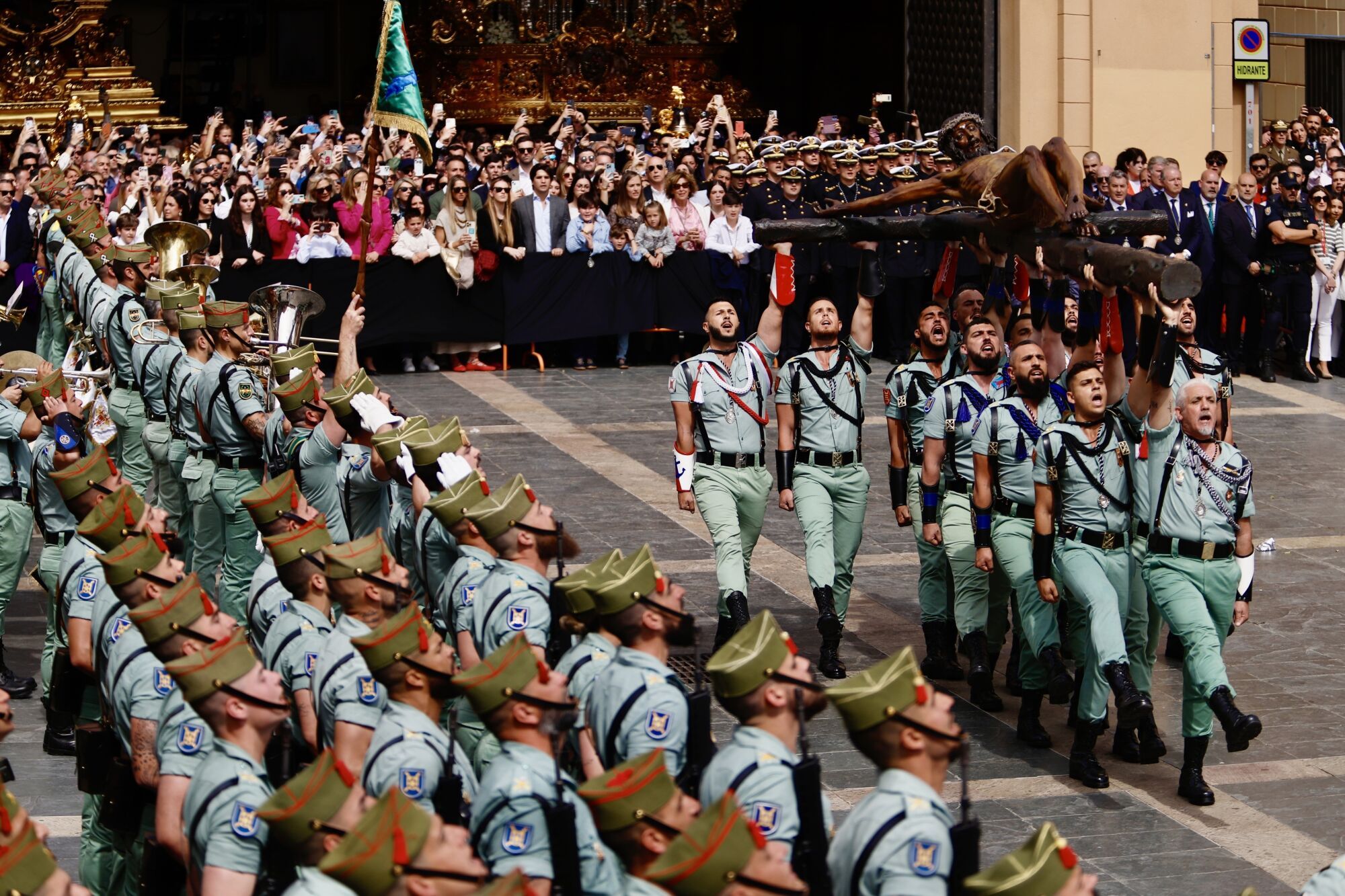 Trasladado del Cristo de la Buena Muerte a hombros de la Legión
