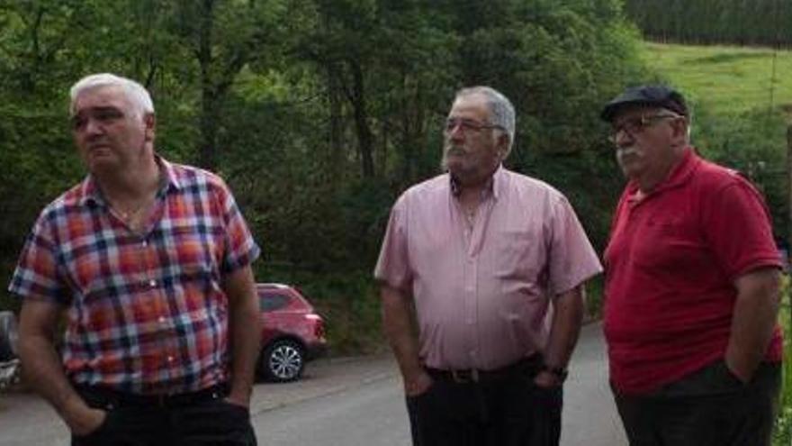 De izquierda a derecha, Carlos Cuervo, Juan Luis Díaz y José Lozano, cazadores de Llanera.