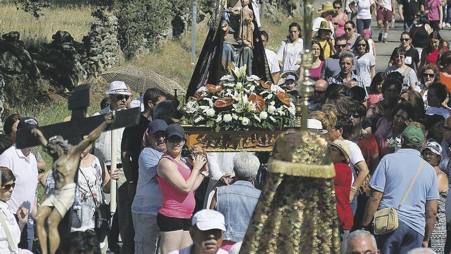 La Virgen del Castillo, llevada a hombros en la romería hasta la ermita.