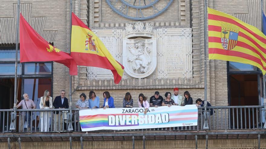 Colocación de la bandera LGTBI en el ayuntamiento este martes con el lema &#039;Zaragoza es diversidad&#039;.