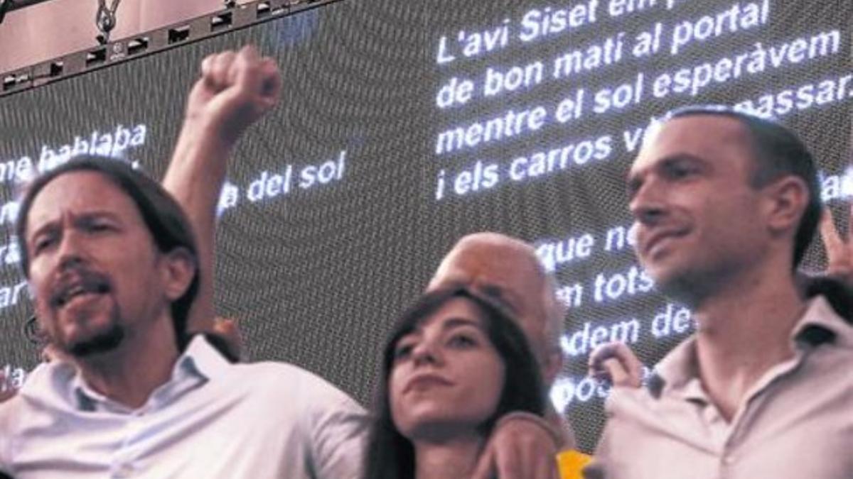 Pablo Iglesias y sus colaboradores cantan 'L'estaca' al cierre de la asamblea ciudadana.