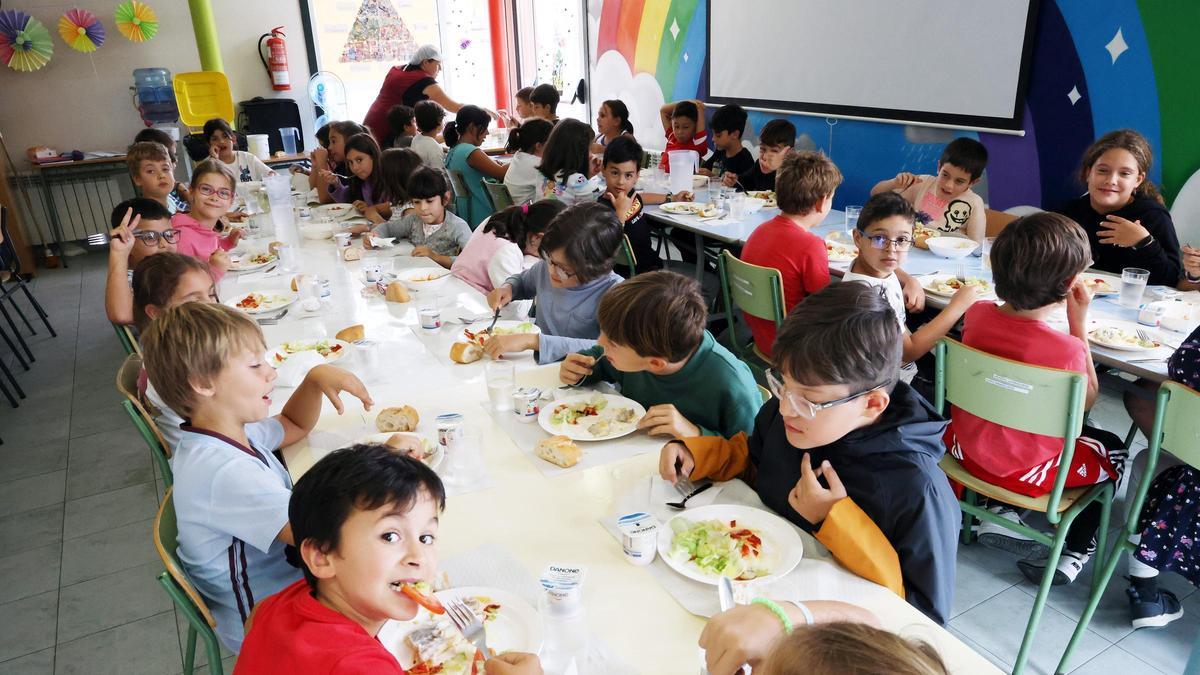 Niños del colegio Seis do Nadal de Vigo en el comedor escolar