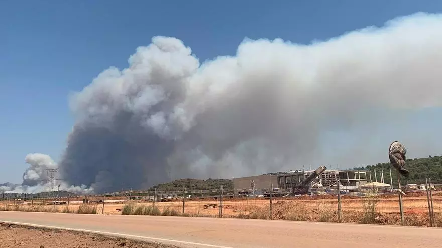 Vídeo: La humareda del incendio de la Vall vista desde Almenara