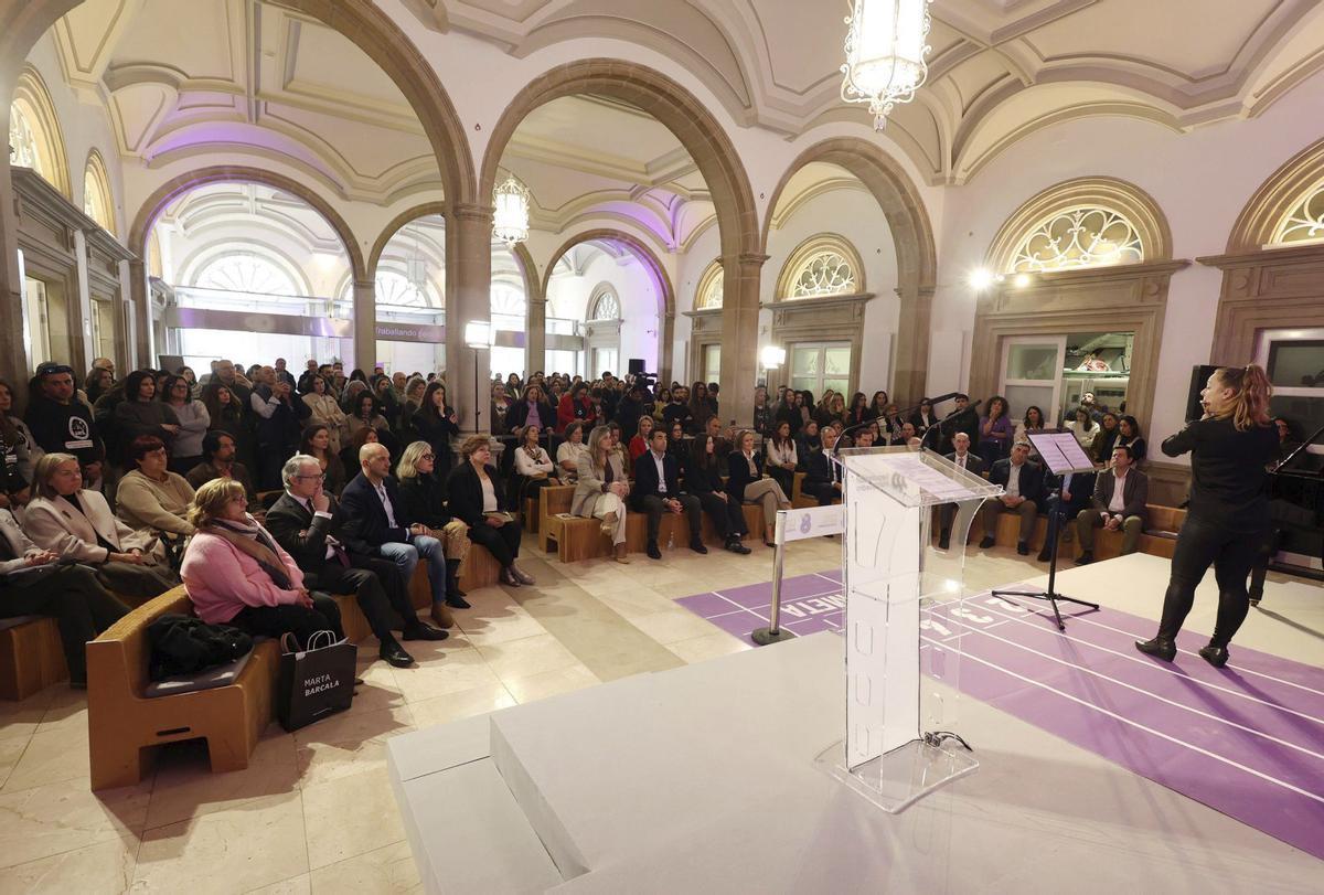 Acto por el 8 de marzo
en el «hall» de la Diputación
de Pontevedra. | GUSTAVO SANTOS