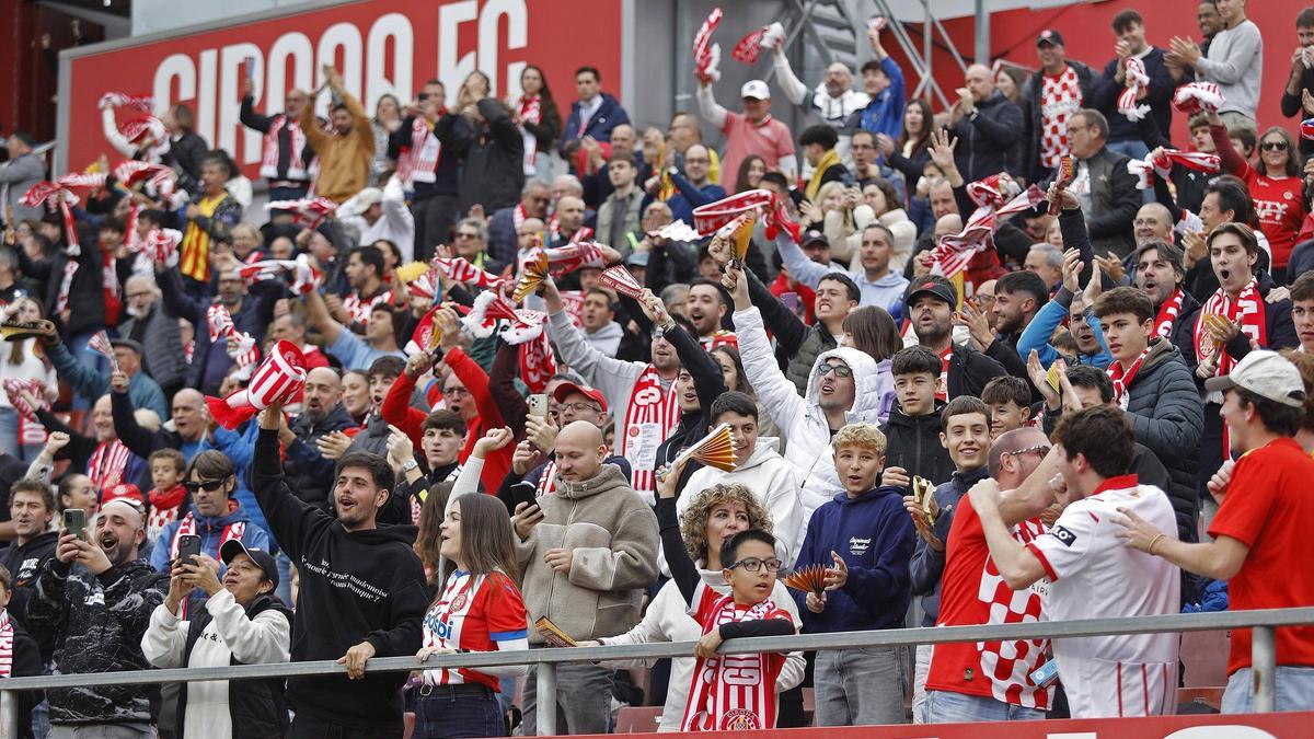 Aficionats del Girona animen l'equip en l'últim partit a Montilivi.