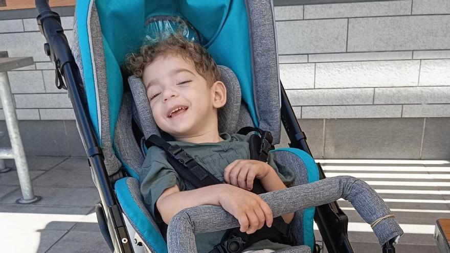 Juan, un niño de 3 años que sufre una enfermedad rara: "La única manera que tiene de comunicarse es mover los ojos"
