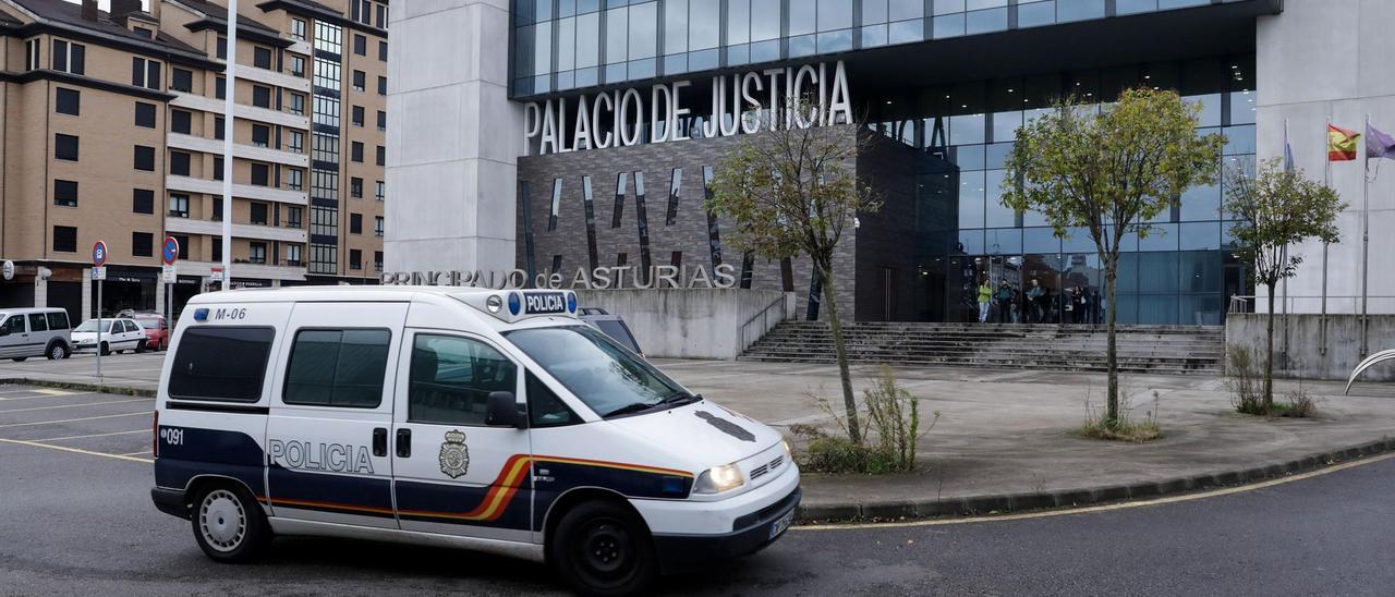 Vehículo policial entrando al Palacio de Justicia de Gijón.