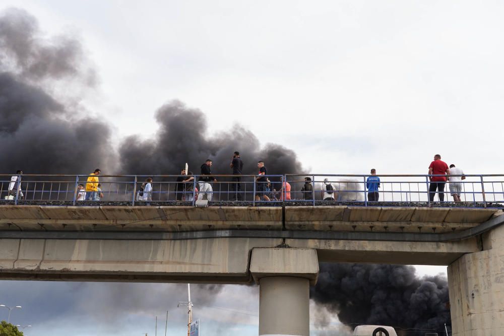 El fuego afecta a vehículos y neumáticos y ha provocado una densa columna de humo negro visible desde muchos puntos de Málaga.