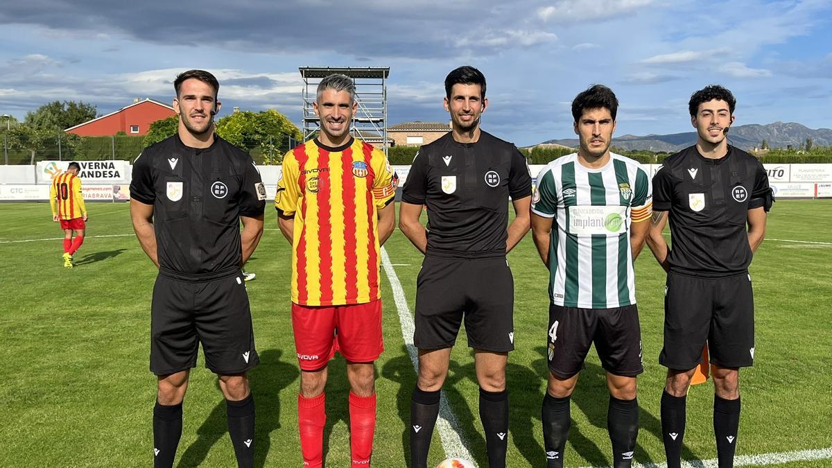 Josu Rodríguez i Sergi Romero amb els àrbitres.