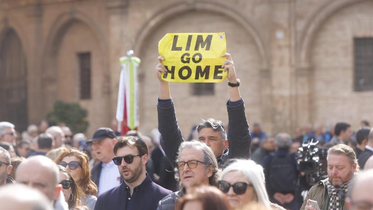 Pancartas contra Lim en el acto en defensa del derecho civil valenciano