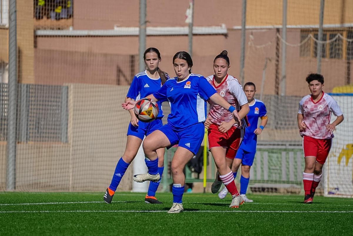 Una jugadora de la sub-15 balear controla el balón.