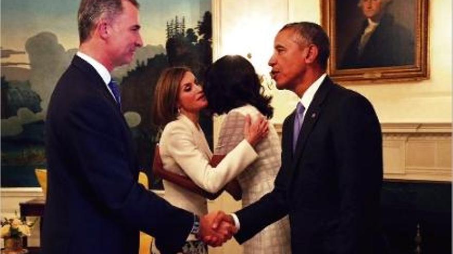 Obama saluda Felip?VI mentre la seva dona Michelle fa el mateix amb la reina Letizia.